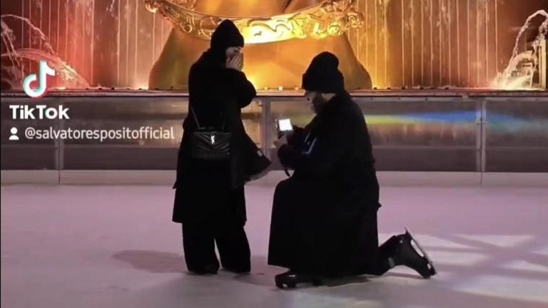 Salvatore Esposito, proposta di matrimonio a Paola Rossi a New York: in ginocchio sulla pista di ghiaccio del Rockefeller center Salvatore Esposito, proposta di matrimonio a Paola Rossi a New York: in ginocchio sulla pista di ghiaccio del Rockefeller center