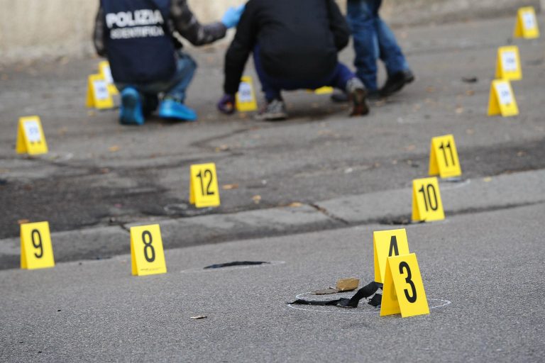 Secondigliano, giù dal balcone per sfuggire ai sicari: morto 50enne