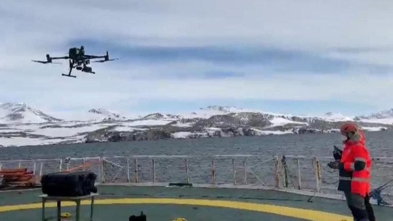 Tra i ghiacci dell’Antartide, al via la missione con la Parthenope: “Studiamo il clima che cambia” Tra i ghiacci dell’Antartide, al via la missione con la Parthenope: “Studiamo il clima che cambia”