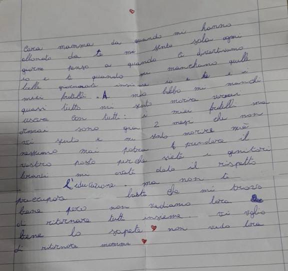 Una delle cuginette di Caivano scrive alla mamma: “Lontana da te mi sento morire” Una delle cuginette di Caivano scrive alla mamma: “Lontana da te mi sento morire”