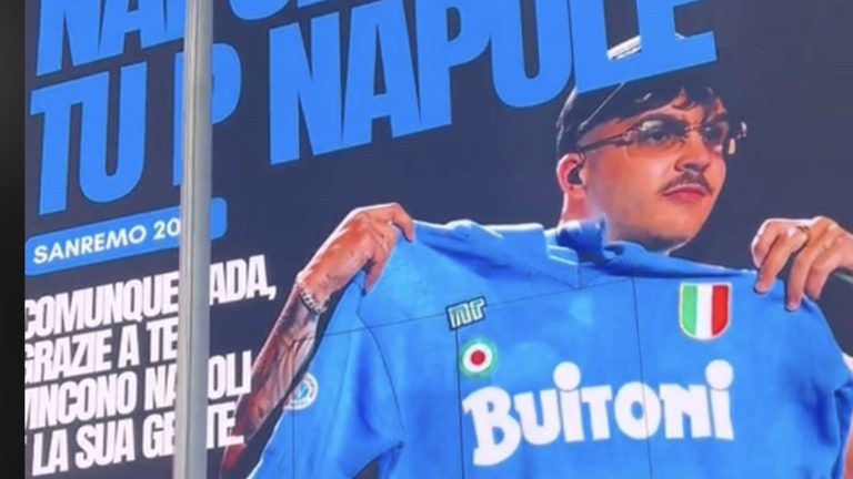 Da New York tributo a Geolier auguri al rapper dai megaschermi di Times Square Da New York tributo a Geolier auguri al rapper dai megaschermi di Times Square