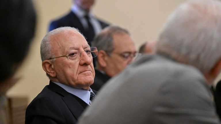 De Luca: “Non c’è bisogno del turpiloquio per attaccare le disastrose scelte del governo Meloni” De Luca: “Non c’è bisogno del turpiloquio per attaccare le disastrose scelte del governo Meloni”