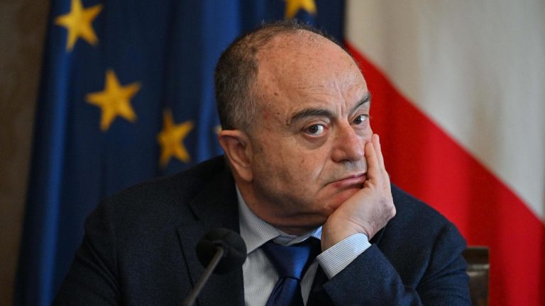 Gratteri agli imprenditori di Napoli: “La mia porta è sempre aperta. Siete liberi di denunciare” Gratteri agli imprenditori di Napoli: “La mia porta è sempre aperta. Siete liberi di denunciare”