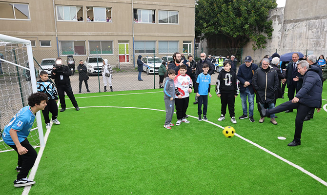 Inaugurato un campetto di calcio per le ragazze e i ragazzi del rione Amicizia Inaugurato un campetto di calcio per le ragazze e i ragazzi del rione Amicizia