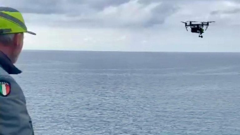 Ischia, scompare 51enne: ricerche con droni e motovedette Ischia, scompare 51enne: ricerche con droni e motovedette
