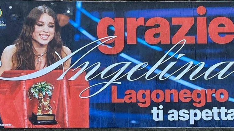 L’attesa di Lagonegro: “Ma quando torna Angelina?”. E in paese ecco le luminare con le frasi di Mango L’attesa di Lagonegro: “Ma quando torna Angelina?”. E in paese ecco le luminare con le frasi di Mango