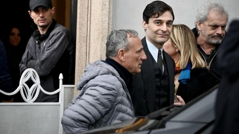 Lino Guanciale al Gambrinus: si gira il commissario Ricciardi 3 in una Napoli anni ‘30 Lino Guanciale al Gambrinus: si gira il commissario Ricciardi 3 in una Napoli anni ‘30