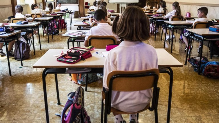 Napoli, allarme dalle scuole: “Alleniamo i bambini a scrivere in corsivo” Napoli, allarme dalle scuole: “Alleniamo i bambini a scrivere in corsivo”