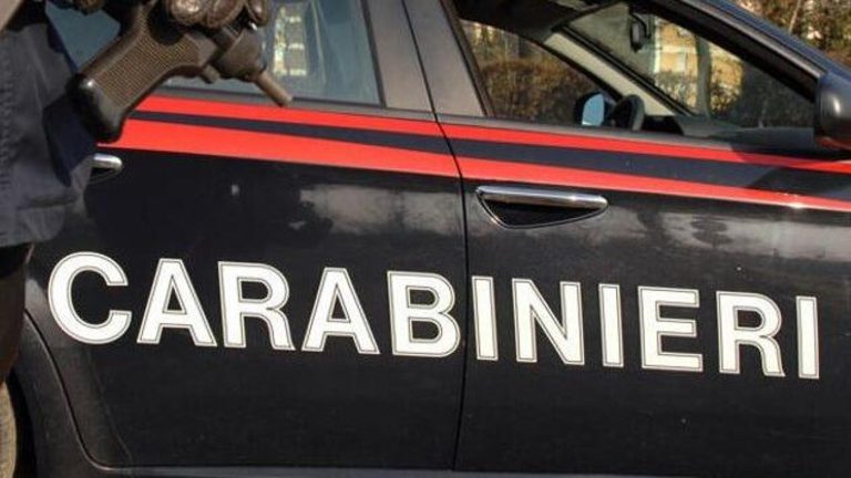 Terrore ad Acerra, spara sette volte tra la folla contro i carabinieri