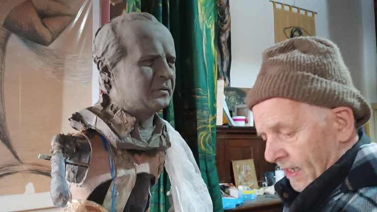 Un sacerdote scultore firma la statua per don Peppe Diana, ucciso dalla camorra 30 anni fa Un sacerdote scultore firma la statua per don Peppe Diana, ucciso dalla camorra 30 anni fa