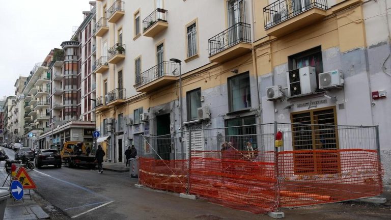 Via Solimena resta chiusa per il palazzo a rischio crollo. Le famiglie sgomberate “Ora non ci abbandonate” Via Solimena resta chiusa per il palazzo a rischio crollo. Le famiglie sgomberate “Ora non ci abbandonate”