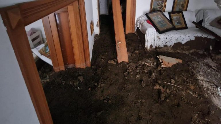 Voragine al Vomero, “Io e mia figlia miracolate, potevamo morire nel fango ma la casa è devastata e non abbiamo più nulla…” Voragine al Vomero, “Io e mia figlia miracolate, potevamo morire nel fango ma la casa è devastata e non abbiamo più nulla…”