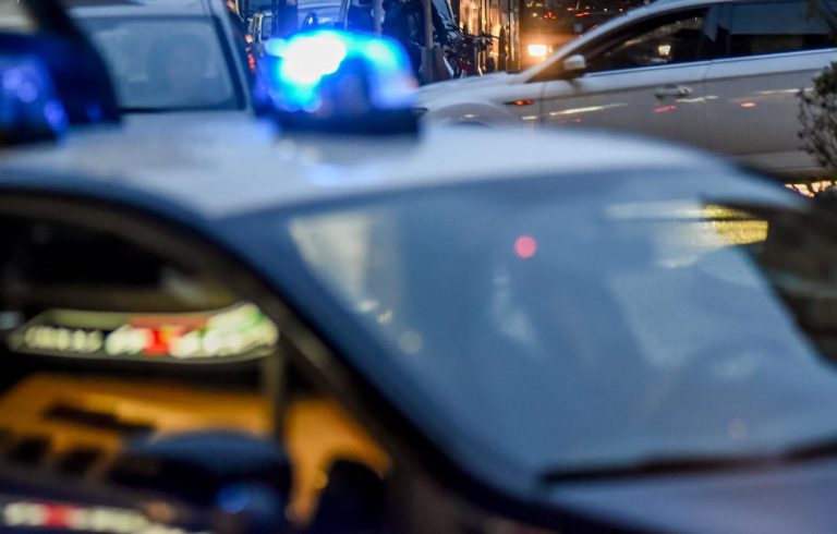 Droga, pistole e un mitragliatore: blitz e sequestri a Scampia Droga, pistole e un mitragliatore: blitz e sequestri a Scampia