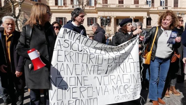 Flash mob al Vomero: “Voragini, siamo in pericolo” Flash mob al Vomero: “Voragini, siamo in pericolo”