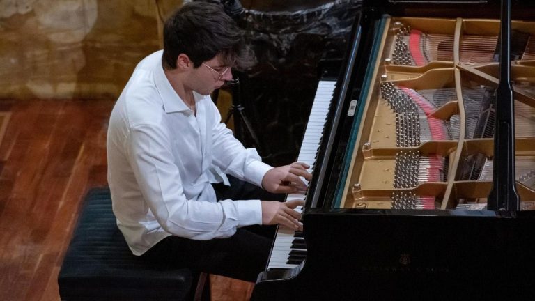 Il concerto di Navelli, ex enfant prodige del piano: Beethoven e Rachmaninov nella Chiesa evangelica Il concerto di Navelli, ex enfant prodige del piano: Beethoven e Rachmaninov nella Chiesa evangelica