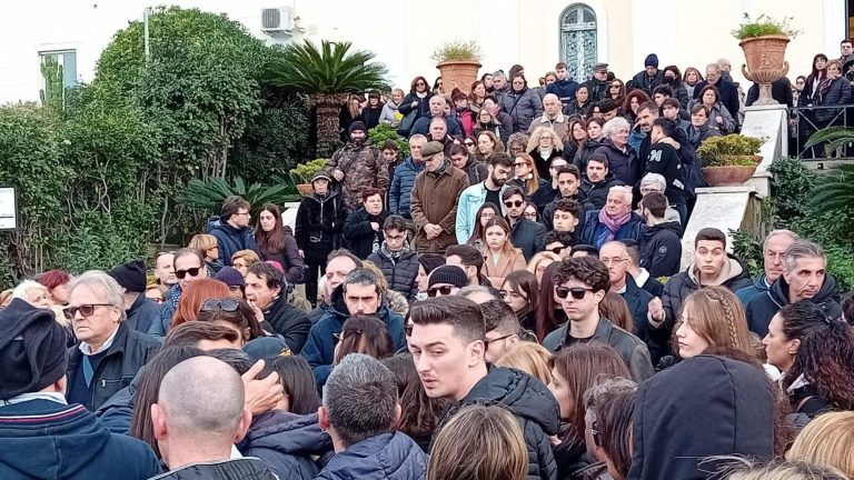 Ischia, folla in chiesa per l’ultimo saluto ad Antonella “Una stella tornata in cielo” Ischia, folla in chiesa per l’ultimo saluto ad Antonella “Una stella tornata in cielo”