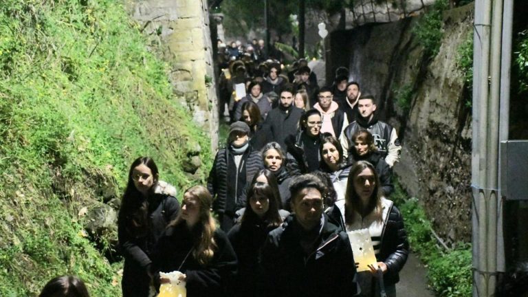 Ischia, in duecento alla fiaccolata per Antonella “Un dolore profondo”
