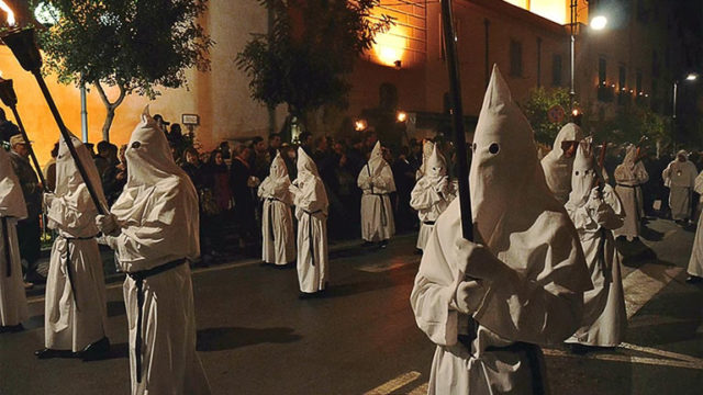 Le storiche Processioni del Venerdì Santo a Sorrento: la Processione Bianca e la Processione Nera Le storiche Processioni del Venerdì Santo a Sorrento: la Processione Bianca e la Processione Nera