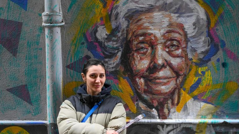 Murales in vicoletto Donnaregina, per l’8 marzo: tributo a donne coraggio Volti della Kahlo, Murgia, Levi Montalcini, Serao e Gentileschi Murales in vicoletto Donnaregina, per l’8 marzo: tributo a donne coraggio Volti della Kahlo, Murgia, Levi Montalcini, Serao e Gentileschi