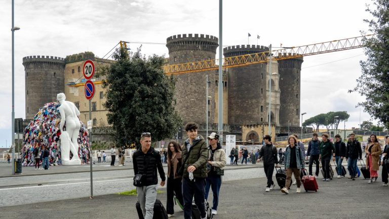Napoli, boom dei Bed & breakfast: più 30 per cento in un anno, stretta sulle case fuorilegge Napoli, boom dei Bed & breakfast: più 30 per cento in un anno, stretta sulle case fuorilegge