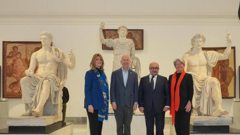 Napoli, Sangiuliano e l’ambasciatore Usa Markell al Mann e al San Carlo Napoli, Sangiuliano e l’ambasciatore Usa Markell al Mann e al San Carlo