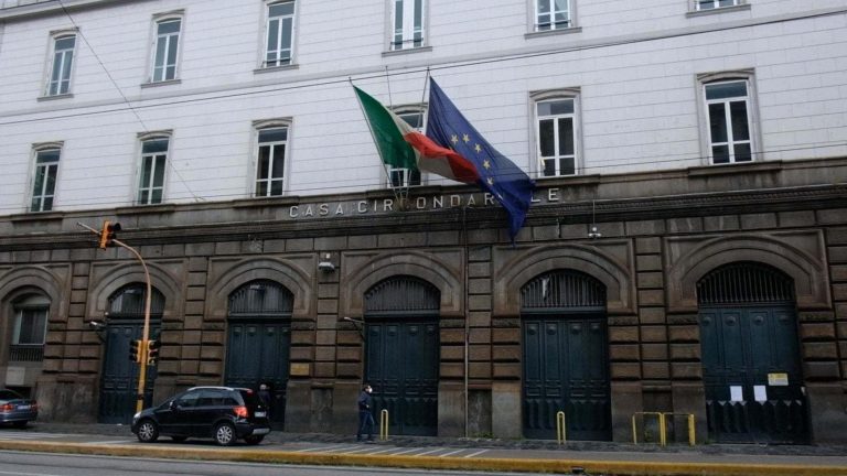 Poggioreale, un’altra morte in carcere, il garante dei detenuti: “La politica si chieda cosa sta accadendo negli istituti di tutt’Italia” Poggioreale, un’altra morte in carcere, il garante dei detenuti: “La politica si chieda cosa sta accadendo negli istituti di tutt’Italia”