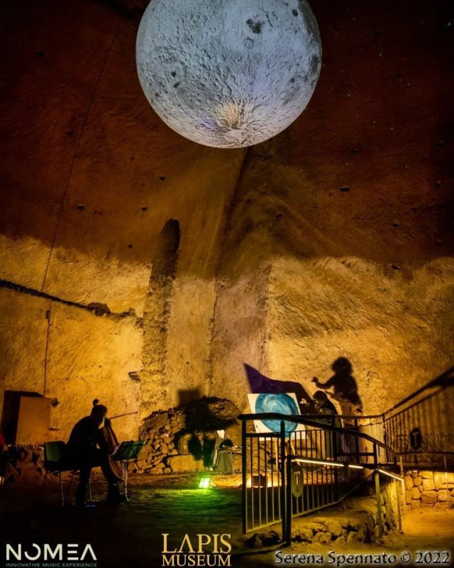 Una Luna al Museo: performance d’arte tra le rovine dell’Antico Tempio della dea Diana nel Decumano Sommerso Una Luna al Museo: performance d’arte tra le rovine dell’Antico Tempio della dea Diana nel Decumano Sommerso