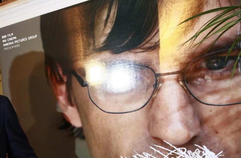 Applausi di alcuni studenti a scena omicidio Siani durante film, Valditara: “Farò piena luce”