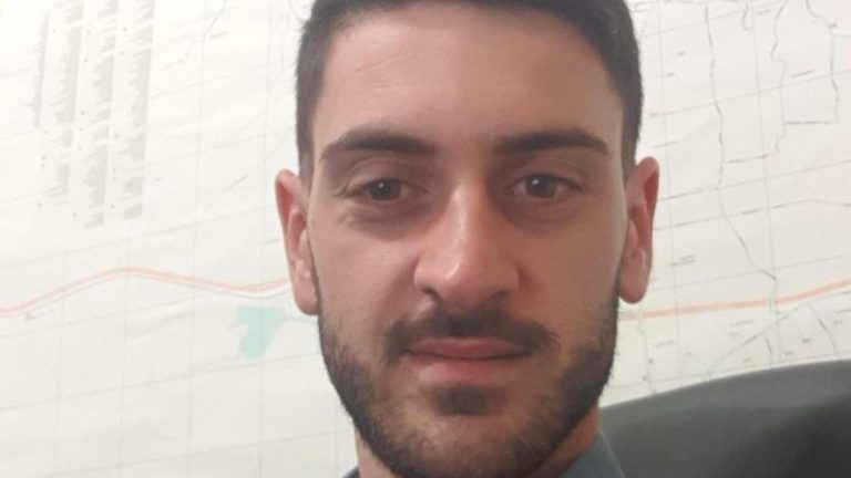 Carabinieri morti a Campagna, Francesco Ferraro aveva finito il turno: “Era rimasto in servizio per aiutare i colleghi” Carabinieri morti a Campagna, Francesco Ferraro aveva finito il turno: “Era rimasto in servizio per aiutare i colleghi”