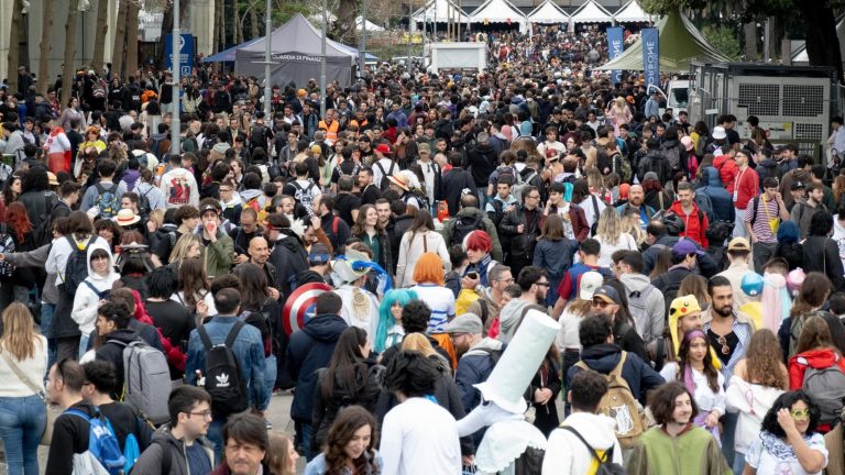 Comicon Napoli, è subito invasione di fan: in 37 mila tra gli stand, tutti pazzi per Manara e Romita jr Comicon Napoli, è subito invasione di fan: in 37 mila tra gli stand, tutti pazzi per Manara e Romita jr