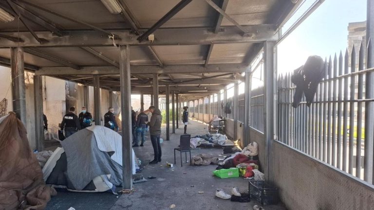 Ex Mercato ittico, blocchi di cemento contro le tendopoli. Il Comune di Napoli: “L’area sarà sorvegliata e riqualificata”