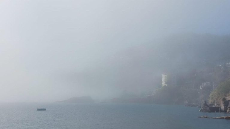 Il golfo di Napoli avvolto dalla nebbia: “L’aria calda si incontra con il mare ancora freddo” Il golfo di Napoli avvolto dalla nebbia: “L’aria calda si incontra con il mare ancora freddo”