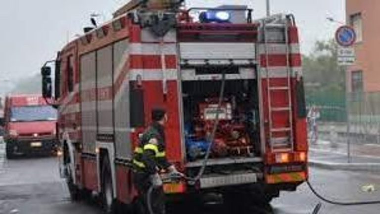 Incendio in appartamento a Napoli, intossicati due fratelli