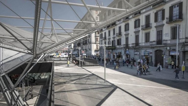 Napoli, rissa e coltelli in piazza Garibaldi: interviene l’esercito. Sei denunce, c’è anche un minore Napoli, rissa e coltelli in piazza Garibaldi: interviene l’esercito. Sei denunce, c’è anche un minore
