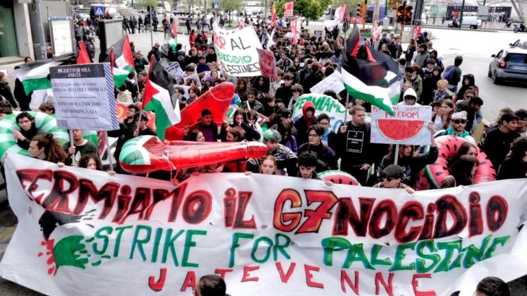 Napoli, studenti in piazza contro il G7 di Capri: “Portiamo materassini per difenderci dai manganelli” Napoli, studenti in piazza contro il G7 di Capri: “Portiamo materassini per difenderci dai manganelli”