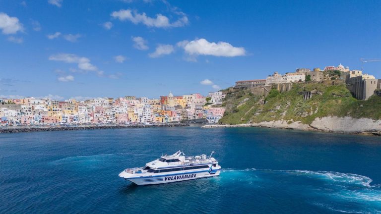 Nel golfo di Napoli un catamarano “green”: è il nuovo Giove Jet Nel golfo di Napoli un catamarano “green”: è il nuovo Giove Jet