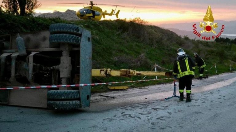Operaio 25enne schiacciato da autogrù a Potenza, ferito il collega che ha cercato di salvarlo