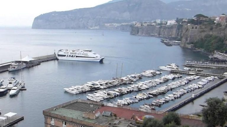 Sorrento, cadavere ritrovato in mare a Marina Piccola Sorrento, cadavere ritrovato in mare a Marina Piccola