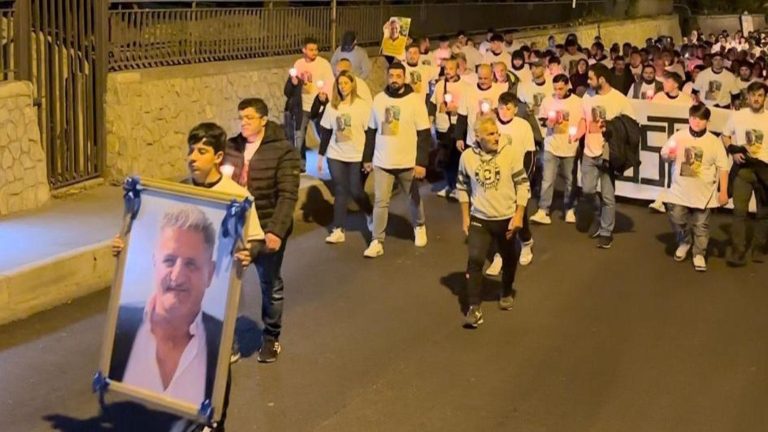 Vico Equense, l’addio all’imprenditore morto dopo una lite con i vigilanti: “Giustizia”
