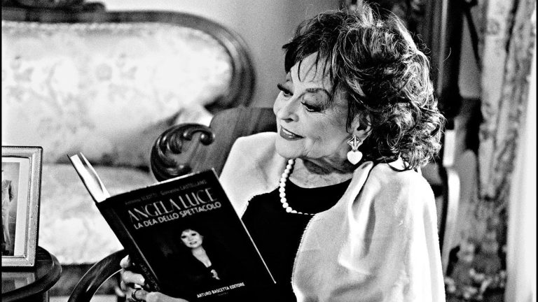 Angela Luce “Donna e napoletana: non è facile. Ma ho cantato in tutto il mondo, con amore” Angela Luce “Donna e napoletana: non è facile. Ma ho cantato in tutto il mondo, con amore”