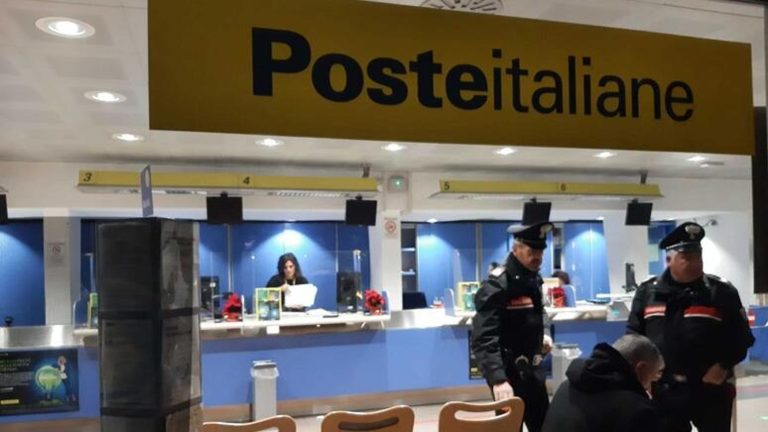 Armato di fucile, tenta rapina alle poste a Secondigliano: caccia all’uomo Armato di fucile, tenta rapina alle poste a Secondigliano: caccia all’uomo