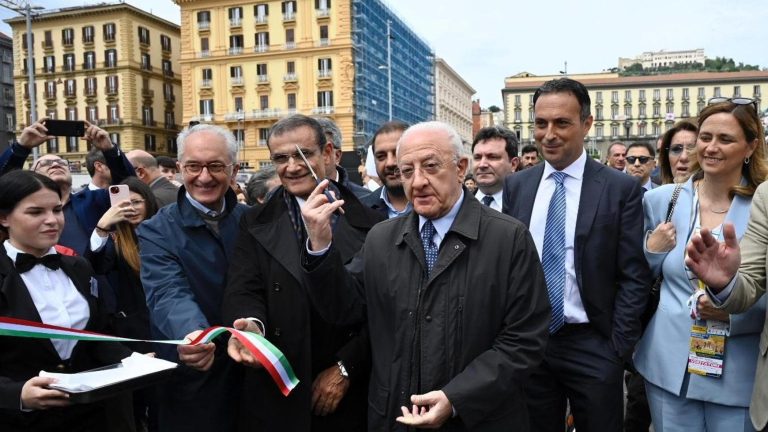 Autonomia differenziata, De Luca mobilita i giovani: “Dovete combattere: questa riforma è la morte del Sud” Autonomia differenziata, De Luca mobilita i giovani: “Dovete combattere: questa riforma è la morte del Sud”
