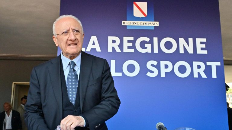De Luca, appello a Napoli e al Sud: “Mobilitiamoci, se non combattiamo l’autonomia ci massacrerà” De Luca, appello a Napoli e al Sud: “Mobilitiamoci, se non combattiamo l’autonomia ci massacrerà”