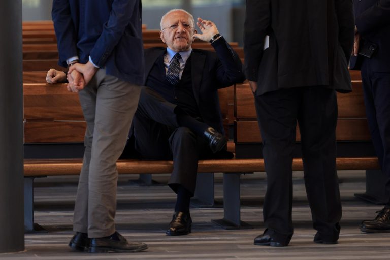 De Luca, giornata complicata a Caivano: sfiorato incidente diplomatico con don Patriciello De Luca, giornata complicata a Caivano: sfiorato incidente diplomatico con don Patriciello