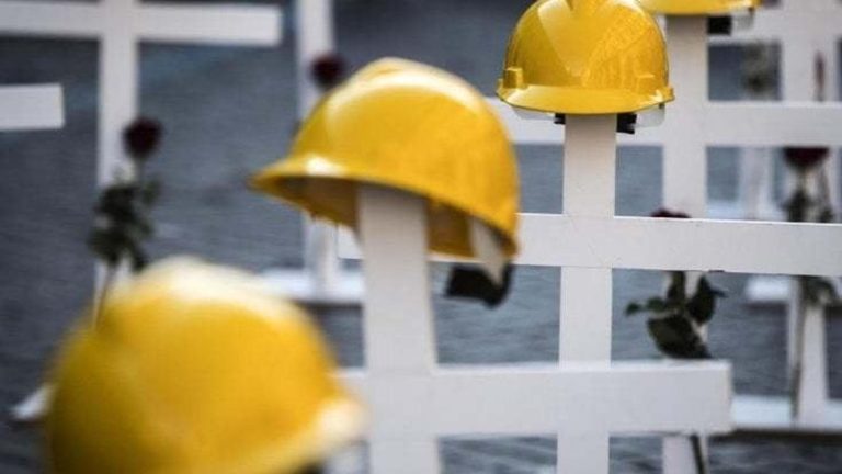 Lavoratore 21enne morto a Scafati, la famiglia: “Alessandro era in nero, siamo morti con lui” Lavoratore 21enne morto a Scafati, la famiglia: “Alessandro era in nero, siamo morti con lui”