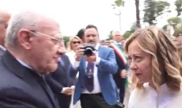 Meloni a De Luca: “Sono quella str..za, come sta?”. E il governatore accusa il colpo – Video Meloni a De Luca: “Sono quella str..za, come sta?”. E il governatore accusa il colpo – Video
