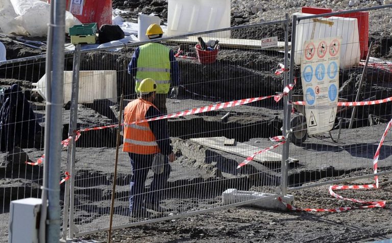 Napoli, incidente nel cantiere della metro: un operaio morto, due feriti Napoli, incidente nel cantiere della metro: un operaio morto, due feriti