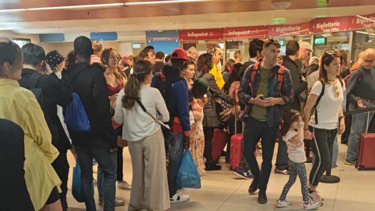Pendolari in piazza contro l’Eav per i tagli alla Vesuviana, l’ente: “Perché non protestate contro Trenitalia?”