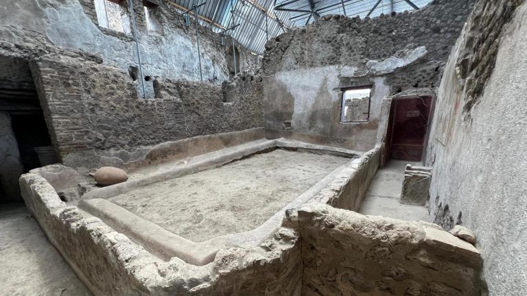 Pompei, ecco le meraviglie dell’Insula dei Casti Amanti: nuovi affreschi, disegni a carboncino di bambini e passerelle per la visita dall’alto
