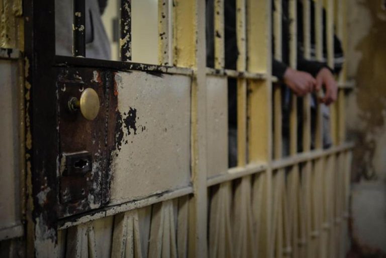 Rivolta in carcere a Benevento: “Agenti feriti e altri in ostaggio, detenuti armati” Rivolta in carcere a Benevento: “Agenti feriti e altri in ostaggio, detenuti armati”